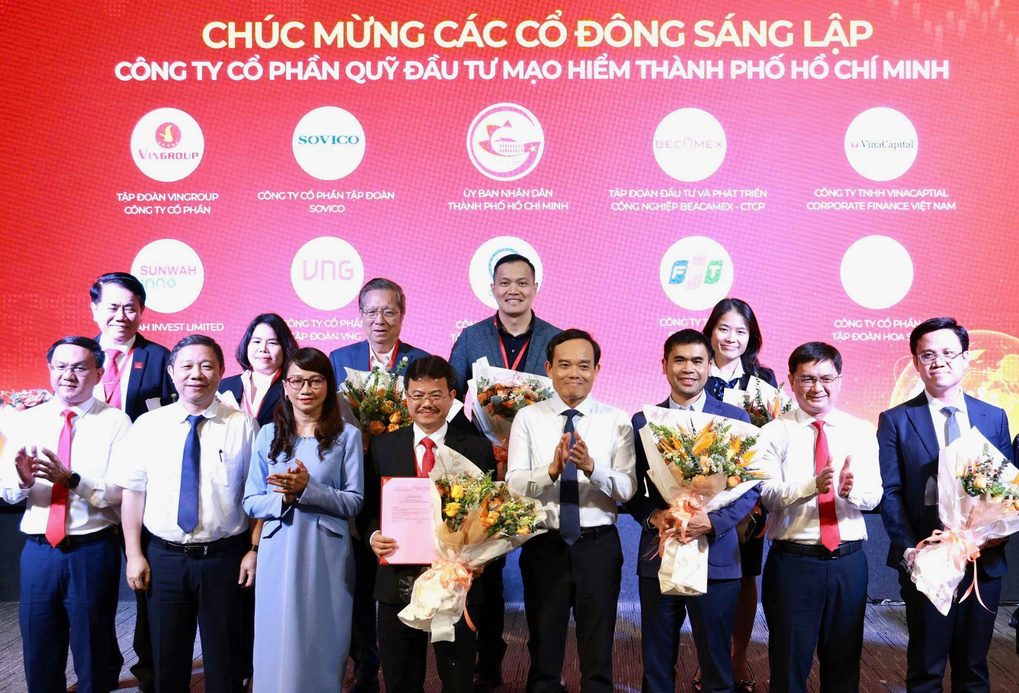 Bí thư Thành ủy TP HCM Trần Lưu Quang cùng lãnh đạo thành phố, Giám đốc ĐHQG TP HCM Nguyễn Thị Thanh Mai chúc mừng các cổ đông sáng lập Quỹ đầu tư mạo hiểm cho startup. Ảnh: An Phư